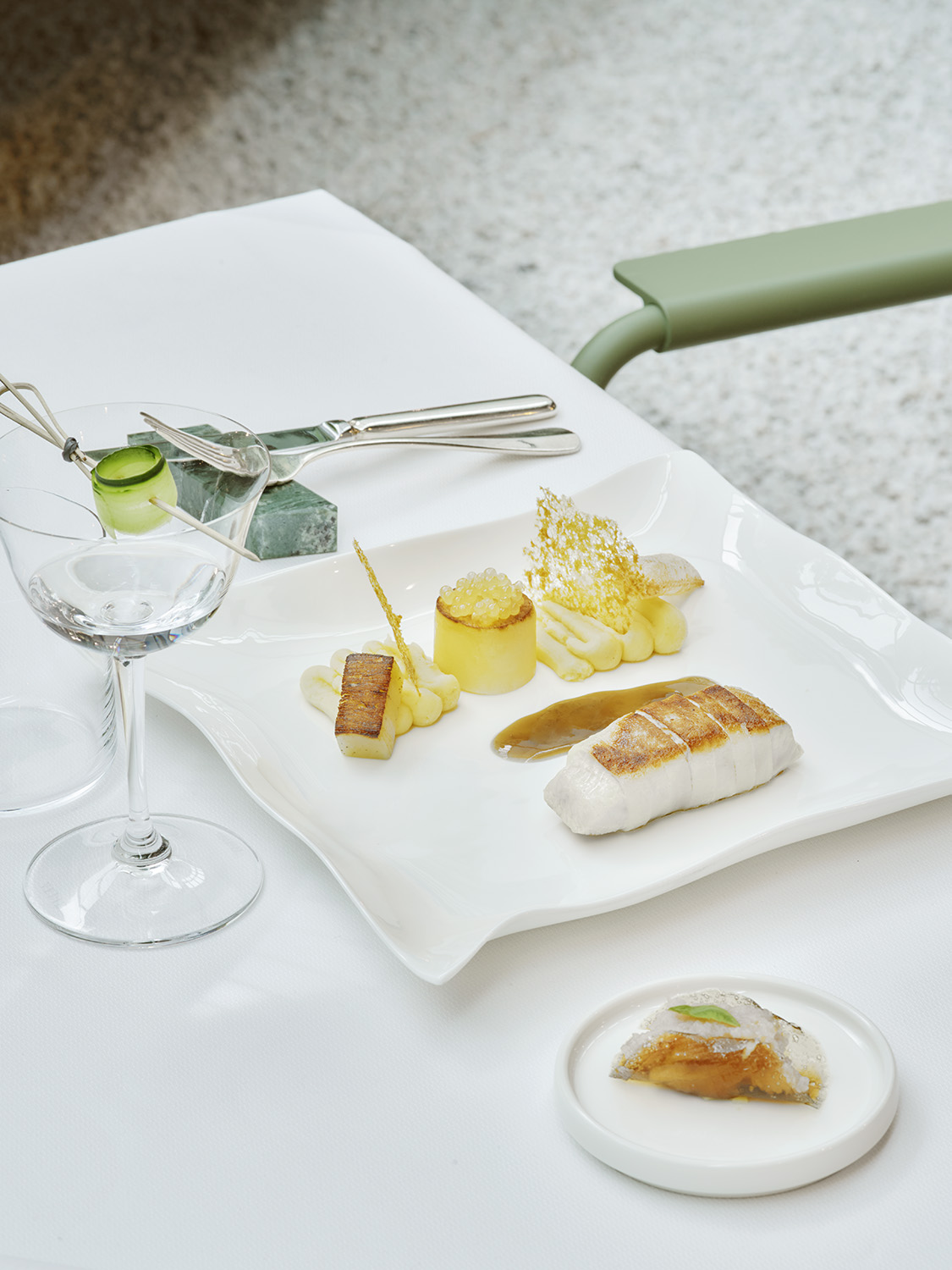 <h4>BLUE LUNCH</h4>
<p>No âmbito da “The blue Travel Conference”, convidamo-lo a juntar-se a um almoço inesquecível, onde celebraremos o relançamento da revista blue Travel nas bancas. Vamos recriar um ambiente de mercado ao ar livre, cheio de vida e autenticidade, onde chefes Michelin e cozinheiros clássicos se unem para preparar pratos de raiz, resgatando as tradições com um toque de inovação. Entre quiosques de revistas, food boxes e produtos artesanais, convidamo-lo a saborear o melhor da gastronomia portuguesa num espaço que promete surpreender os sentidos. O ambiente será cuidado ao detalhe, com música ao vivo e experiências únicas que tornarão este almoço memorável.</p>
<p>&nbsp;</p>
<h4>CHEFES E RESTAURANTES CONVIDADOS</h4>
<p><strong>Rui Paula<br />
</strong>**Michelin (Casa de Chá da Boa Nova)</p>
<p><strong>Arnaldo Azevedo<br />
</strong>*Michelin (Villa Foz)</p>
<p><strong>Rogério Sá<br />
</strong>(Rogério do Redondo)</p>
<p><strong>Inês Diniz<br />
</strong>(Casa Inês)</p>
<p><strong>Miguel Pinto<br />
</strong>(L’Égoiste)</p>
<p><strong>Ricardo Tiago</strong><br />
(L’Égoiste)</p>
