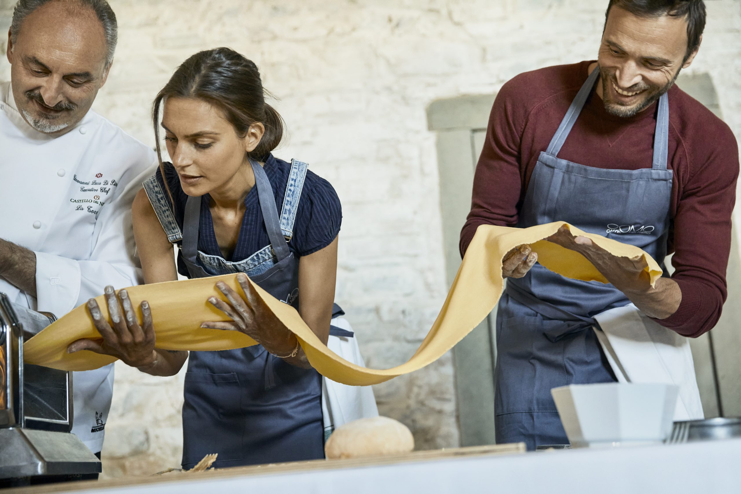 Juntar amigos e família à volta da mesa e fazer  da cozinha um momento especial. Copiar e criar pratos. Entrar nas grandes cozinhas ou descobrir o que é simples.