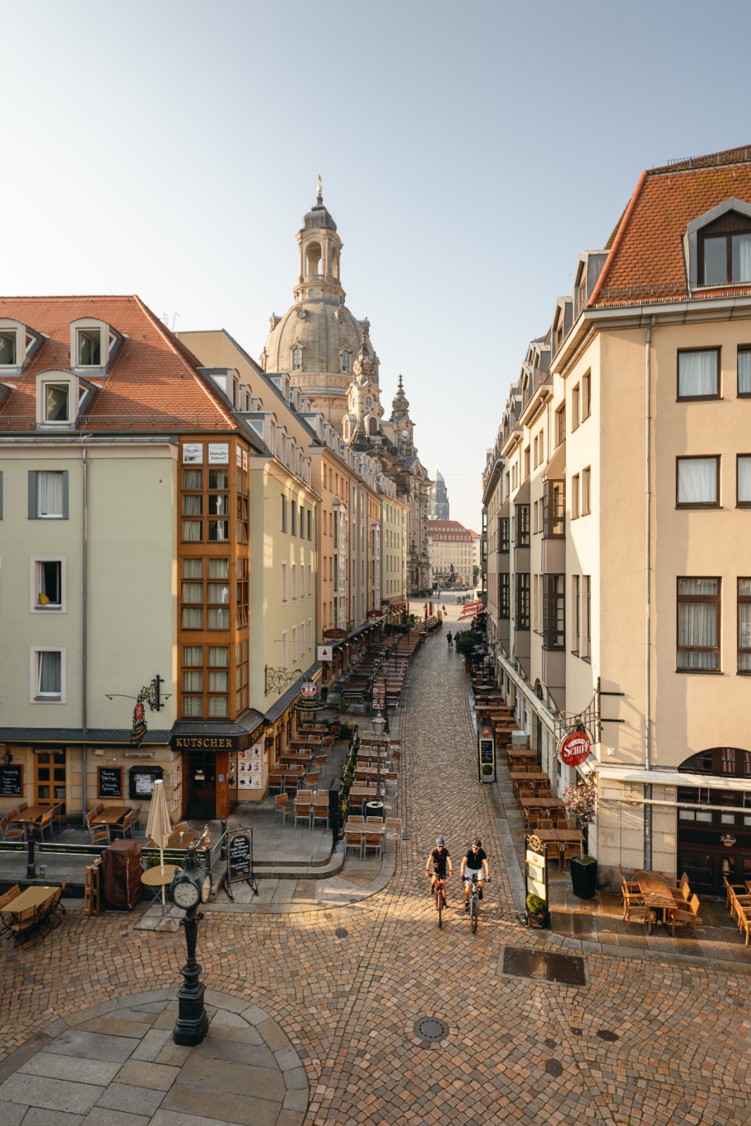 <p>Conhecida como a “Florença do Elba”, Dresden é um exemplo de superação e beleza. Tornou-se, nas últimas décadas, num dos principais destinos turísticos da Alemanha. Com uma paisagem imortalizada nas pinturas de Canaletto e Caspar David Friedrich, a capital da Saxónia é hoje um centro cultural e político de referência.</p>
<p>&nbsp;</p>
<p>Do centro histórico, onde resistem magníficos exemplos de arquitetura barroca, às zonas modernas que exibem influências da Bauhaus, Dresden é um tesouro a céu aberto. Saber que a cidade foi quase totalmente destruída durante a Segunda Guerra Mundial torna a sua reconstrução ainda mais admirável – e, por isso mesmo, visitada por viajantes de todo o mundo.</p>
